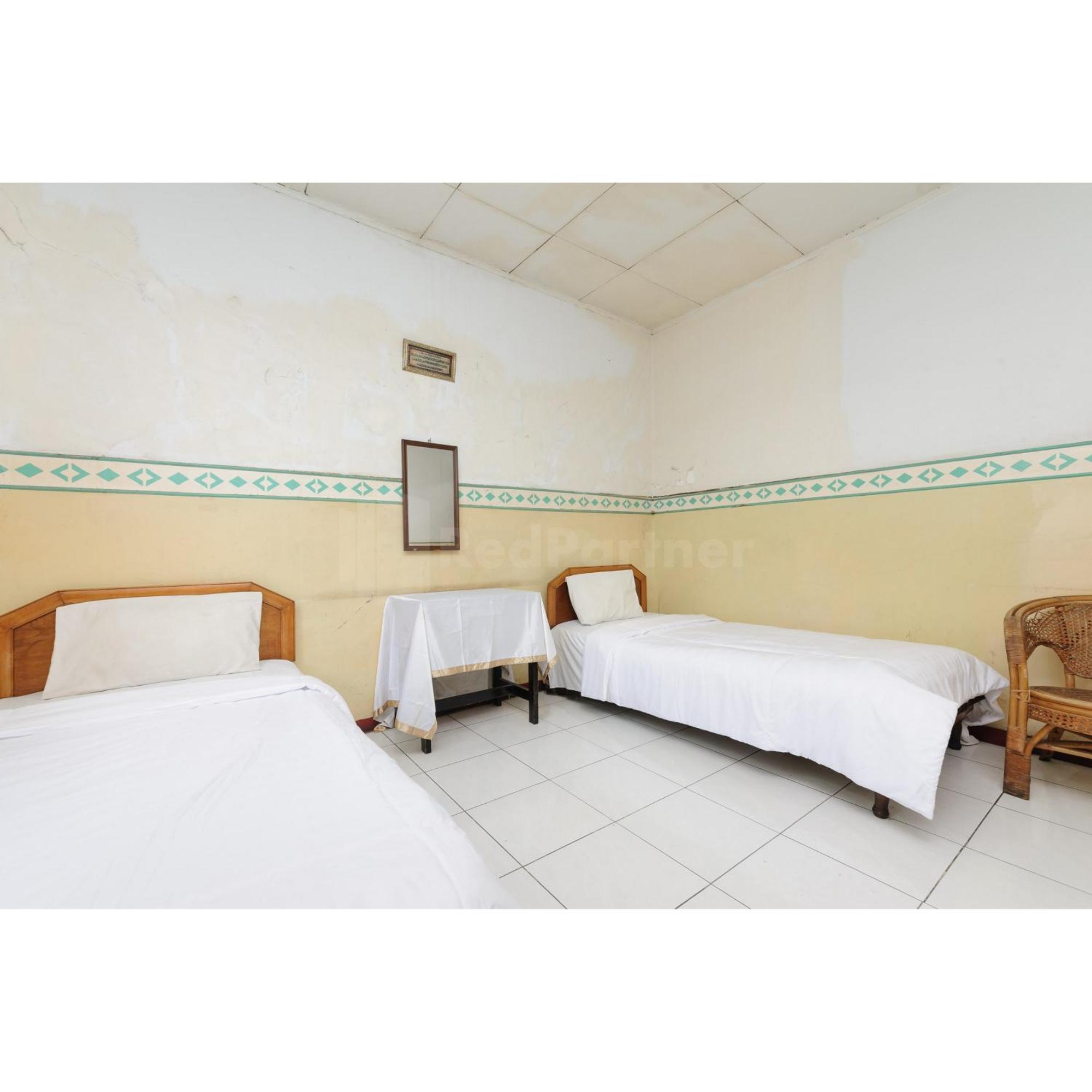 Hotel Al Hakim Syariah Redpartner Bekasi Luaran gambar
